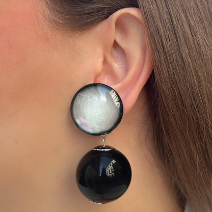 Boucles d’oreilles Disco Noir à clips Francine Bramli Paris, cabochons ronds nacrés gris irisé et grandes perles sphériques noires brillantes.