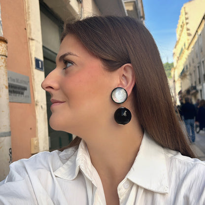 Boucles d’oreilles Disco Noir à clips Francine Bramli Paris, cabochons ronds nacrés gris irisé et grandes perles sphériques noires brillantes.