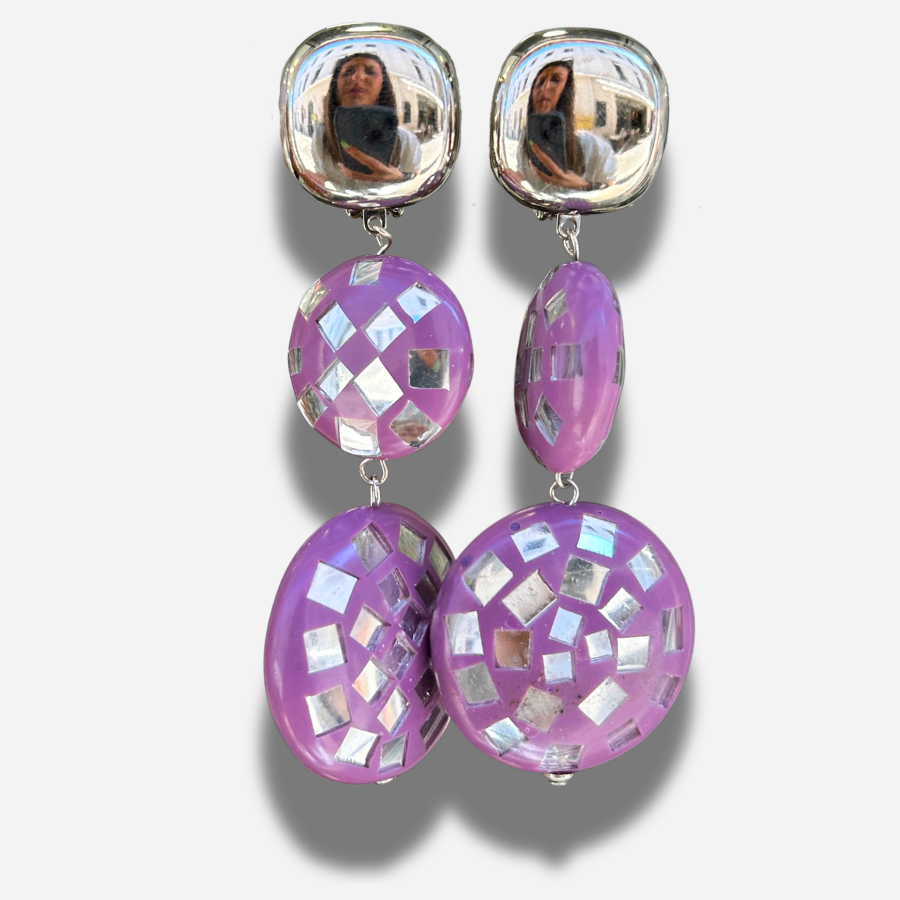 Boucles Disco Violet Silver Francine Bramli Paris avec cabochon argent miroir et pampilles violettes ornées d'éclats argentés effet mosaïque.