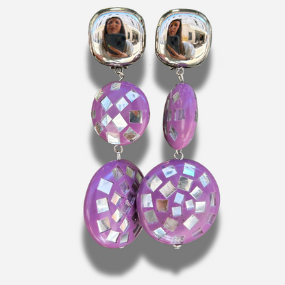 Boucles Disco Violet Silver Francine Bramli Paris avec cabochon argent miroir et pampilles violettes ornées d'éclats argentés effet mosaïque.