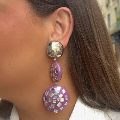 Boucles Disco Violet Silver Francine Bramli Paris avec cabochon argent miroir et pampilles violettes ornées d'éclats argentés effet mosaïque.