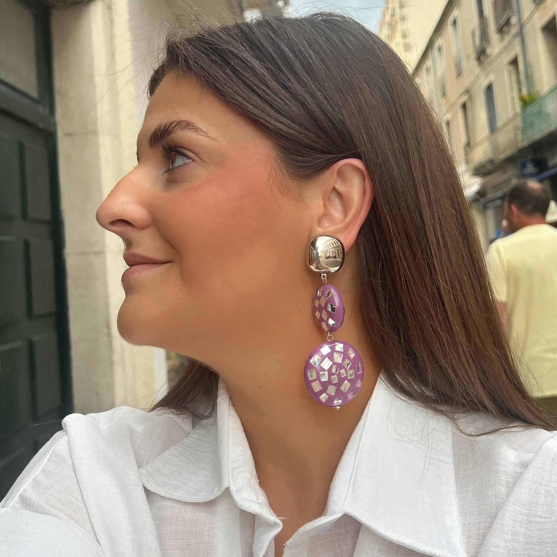 Boucles Disco Violet Silver Francine Bramli Paris avec cabochon argent miroir et pampilles violettes ornées d'éclats argentés effet mosaïque.