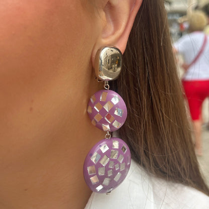 Boucles Disco Violet Silver Francine Bramli Paris avec cabochon argent miroir et pampilles violettes ornées d'éclats argentés effet mosaïque.