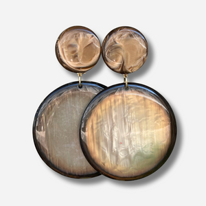 Boucles Adèle XL Francine Bramli Paris en résine noire et nacrée dorée à grands disques lumineux