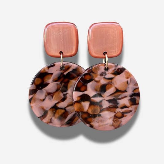 Boucles résine marbrée pêche Francine Bramli Paris