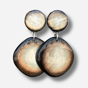 Boucles Adèle S Francine Bramli Paris en résine noir nacré et argenté à reflets lumineux