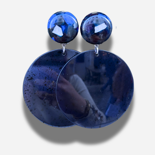 Boucles Rainbow Bleu Francine Bramli Paris en résine bleu nuit portées