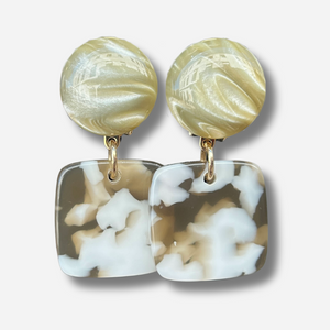 Boucles Albertine Kaki Francine Bramli Paris en résine marbrée portées