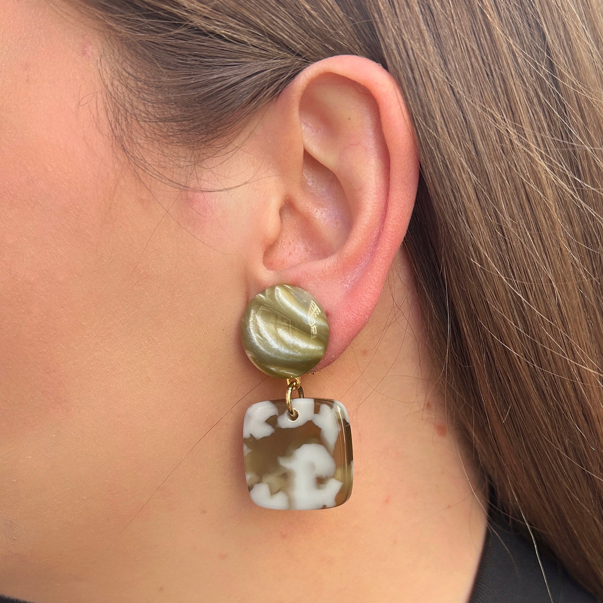 boucles-doreilles-albertine-kaki-francine-bramli-divinity-sete