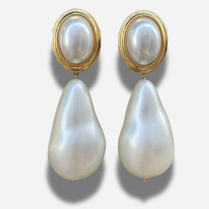 Boucles Altesse Perles Francine Bramli Paris avec perle nacrée ovale et goutte nacrée sur monture dorée