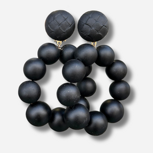 Boucles Bastille noir Francine Bramli Paris avec perles rondes noires mates portées