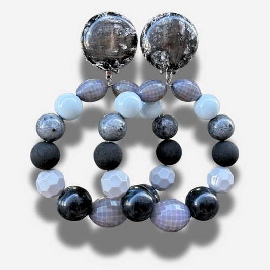 Boucles Bastille Gris Francine Bramli Paris perles noires grises et blanches portées