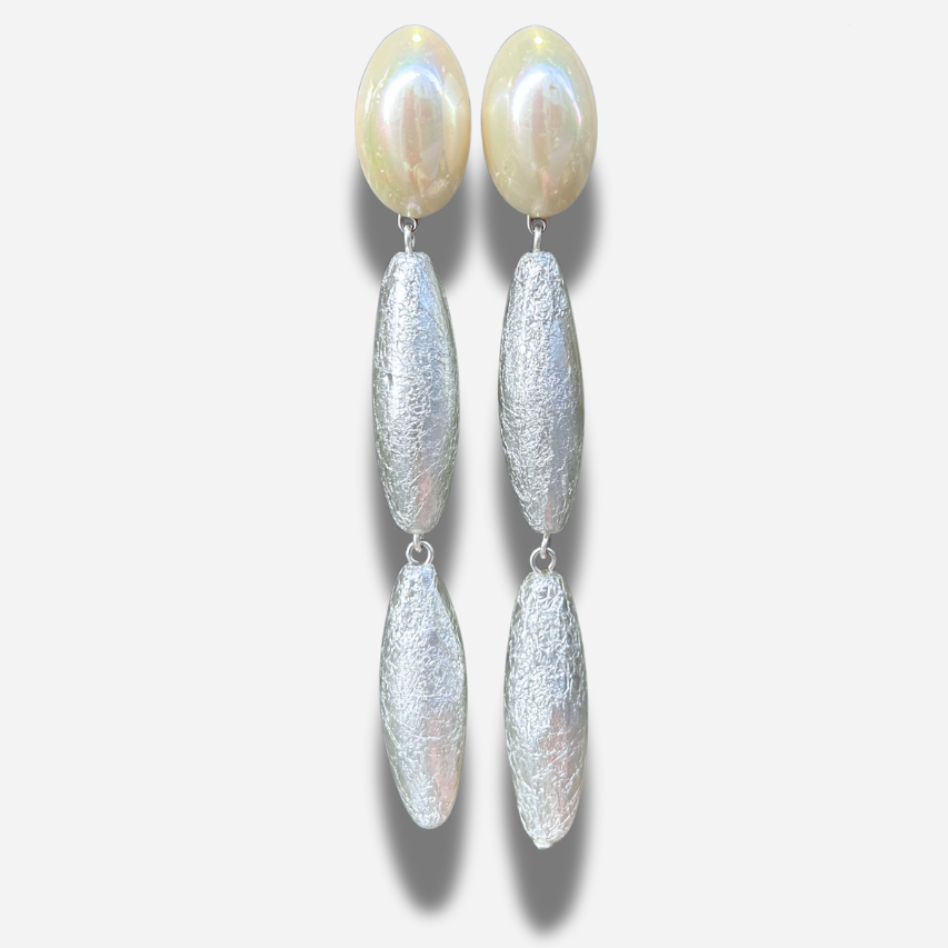 Boucles Bâton Silver Perles Francine Bramli Paris avec perle nacrée ovale et pampilles argentées texturées