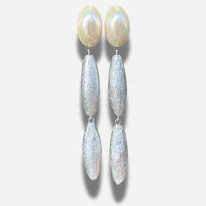 Boucles Bâton Silver Perles Francine Bramli Paris avec perle nacrée ovale et pampilles argentées texturées