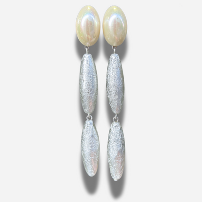 Boucles Bâton Silver Perles Francine Bramli Paris avec perle nacrée ovale et pampilles argentées texturées