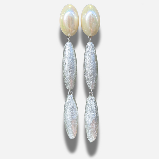 Boucles Bâton Silver Perles Francine Bramli Paris avec perle nacrée ovale et pampilles argentées texturées