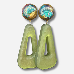 Boucles Bermuda Vert Francine Bramli Paris en résine vert olive portées