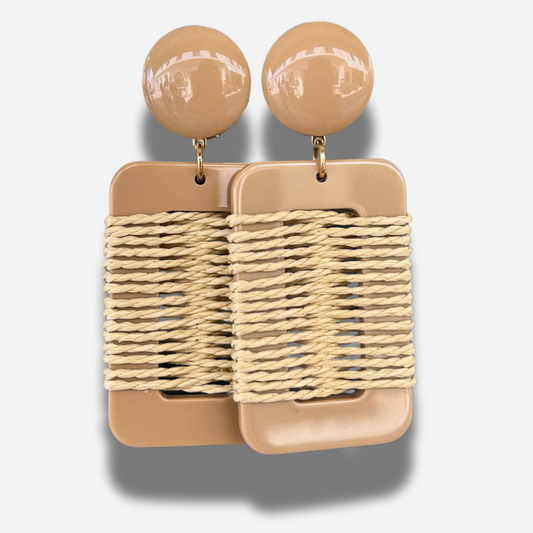 Boucles Caraïbos Beige Francine Bramli Paris en résine nude et corde naturelle portées