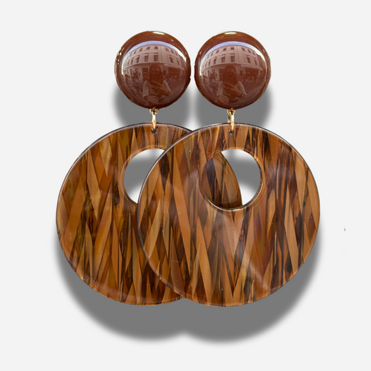 Boucles Cloé Marron Francine Bramli Paris en résine effet écaille caramel et chocolat avec grand disque ajouré