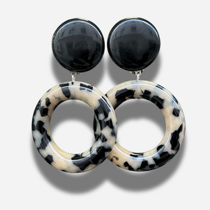 Boucles Comète XS Francine Bramli Paris en résine noire avec anneau marbré noir et ivoire