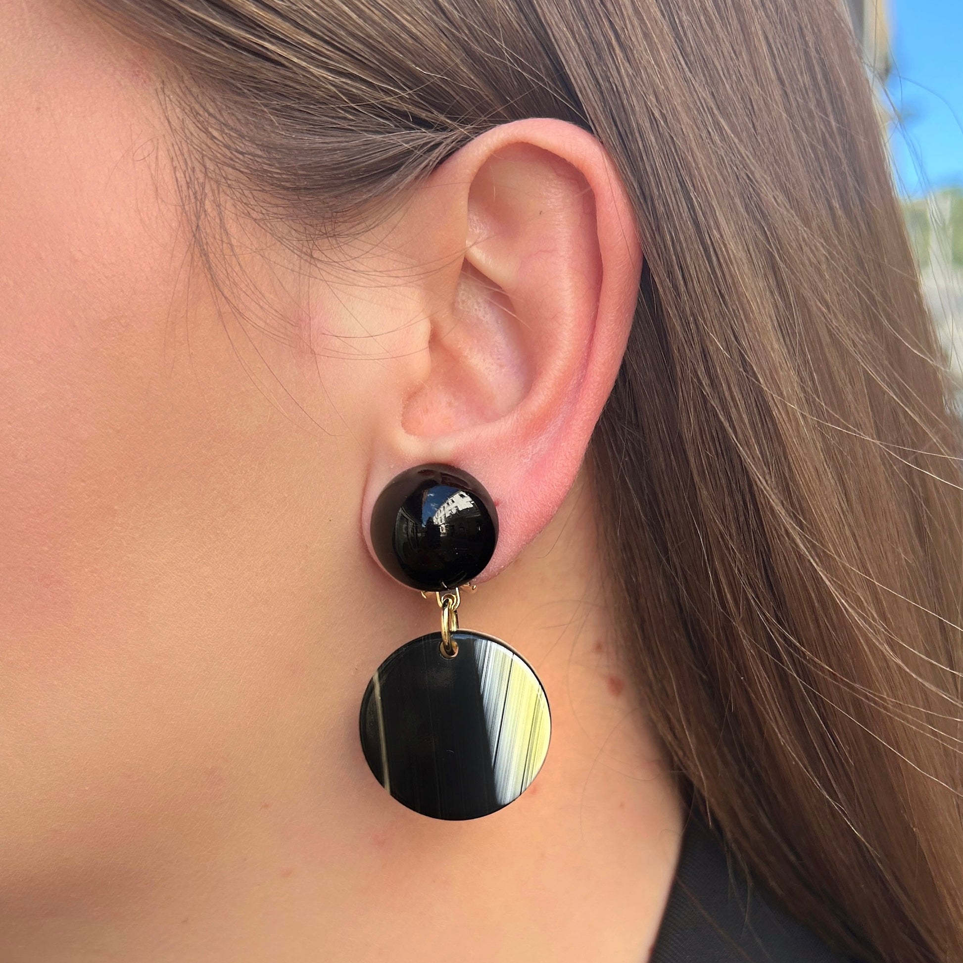 boucles-doreilles-corne-francine-bramli-divinity-sete