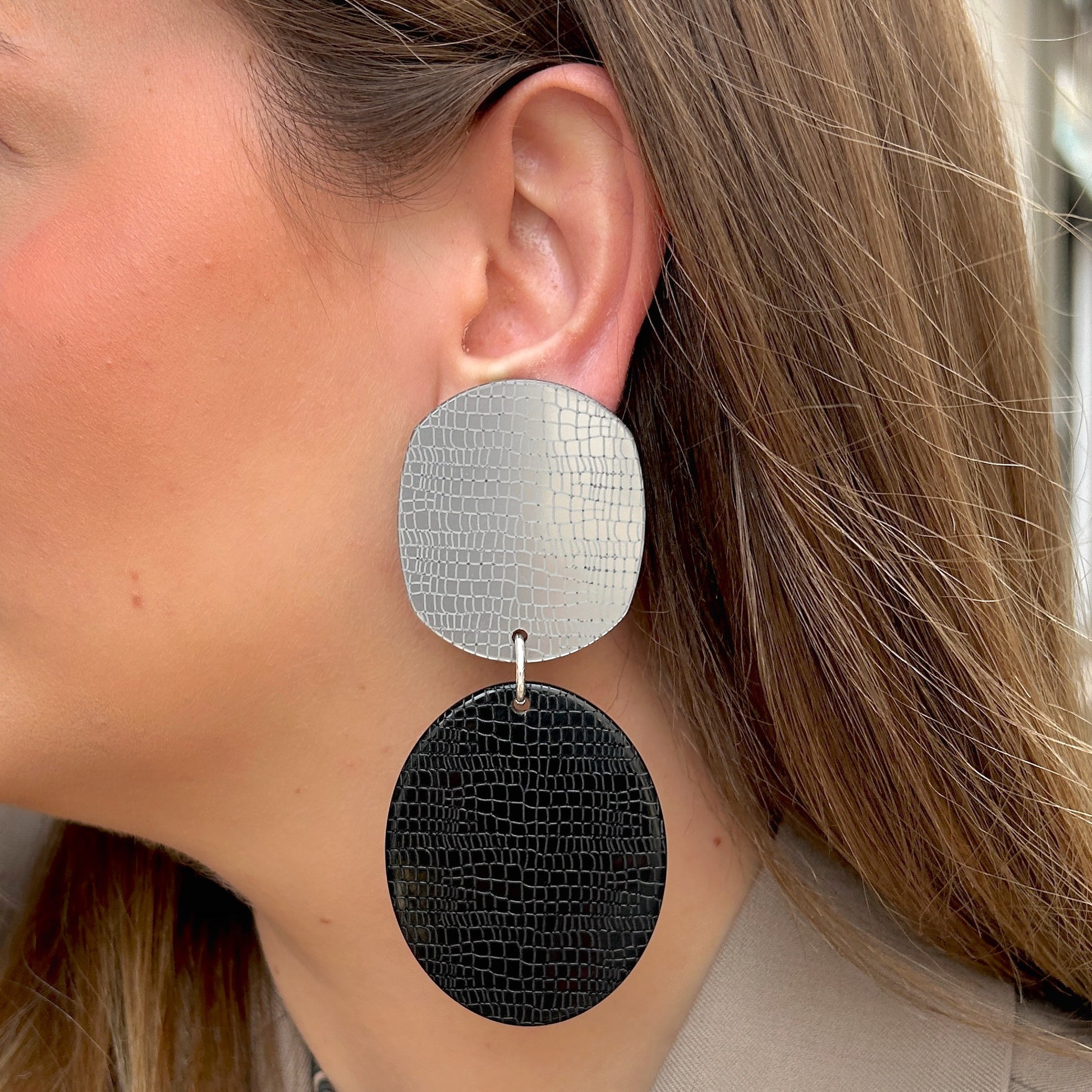 boucles-doreilles-edition-limitee-noir-francine-bramli-divinity-sete
