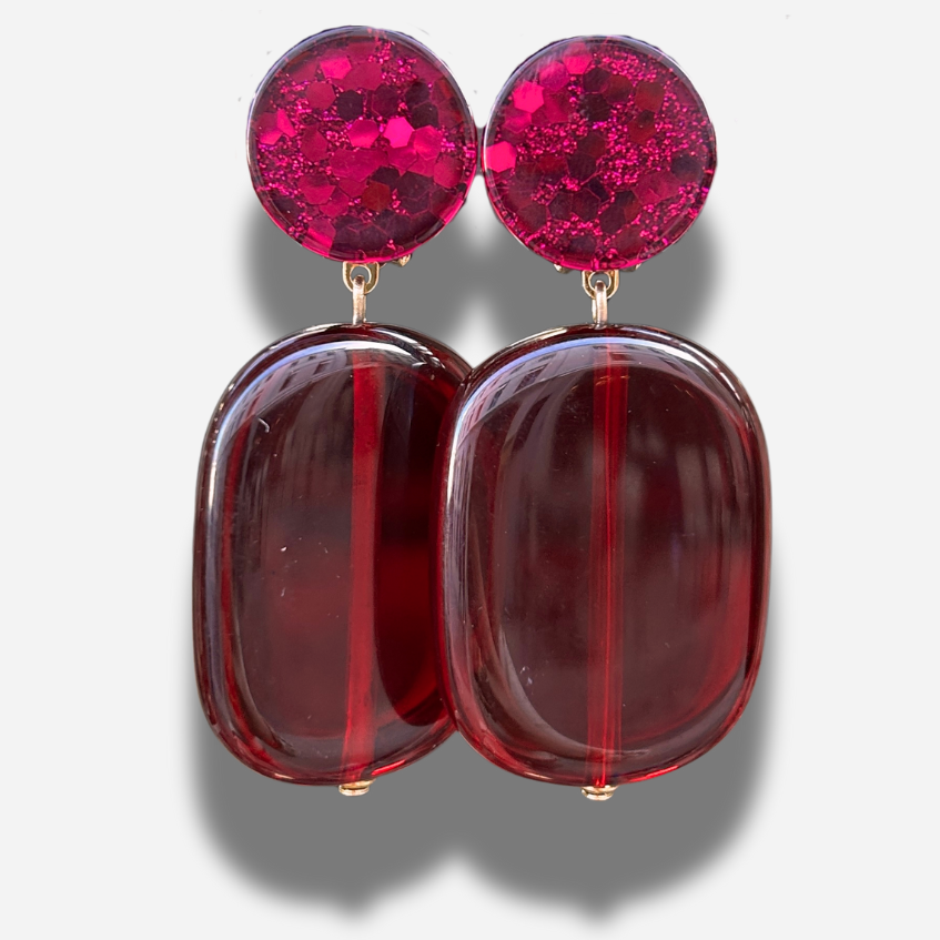 Boucles Hélène Bordeaux Francine Bramli Paris avec puces pailletées fuchsia et pampilles rectangulaires rouge bordeaux translucide.