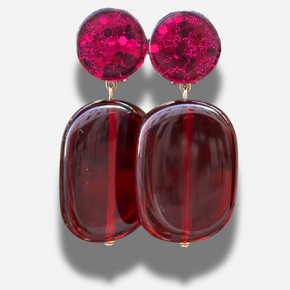 Boucles Hélène Bordeaux Francine Bramli Paris avec puces pailletées fuchsia et pampilles rectangulaires rouge bordeaux translucide.