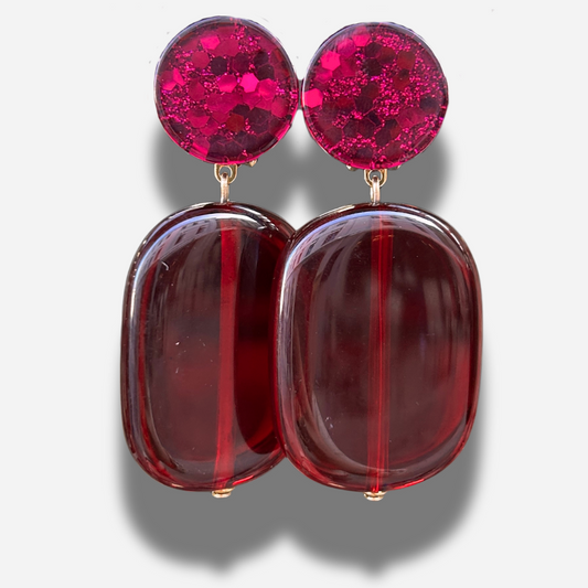 Boucles Hélène Bordeaux Francine Bramli Paris avec puces pailletées fuchsia et pampilles rectangulaires rouge bordeaux translucide.