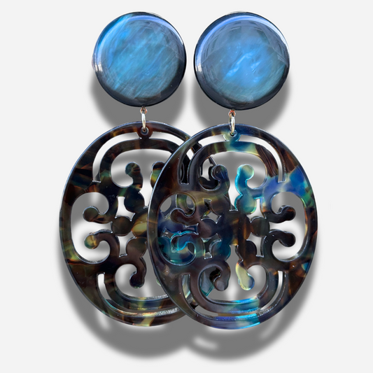 Boucles Elyra Bleu Francine Bramli Paris avec cabochon bleu nuit irisé et grand médaillon ajouré en résine aux reflets bleu et écaille.