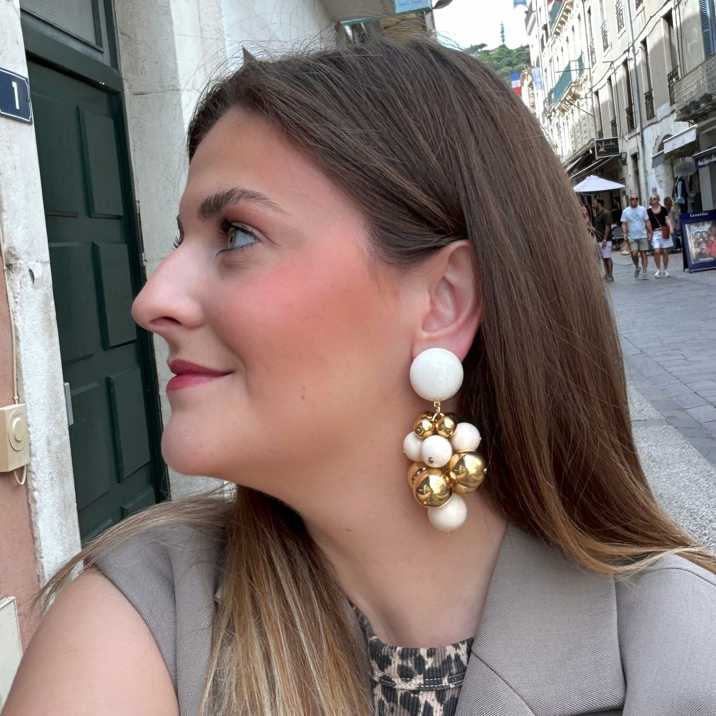 boucles-doreilles-grappe-beige-francine-bramli-divinity-sete