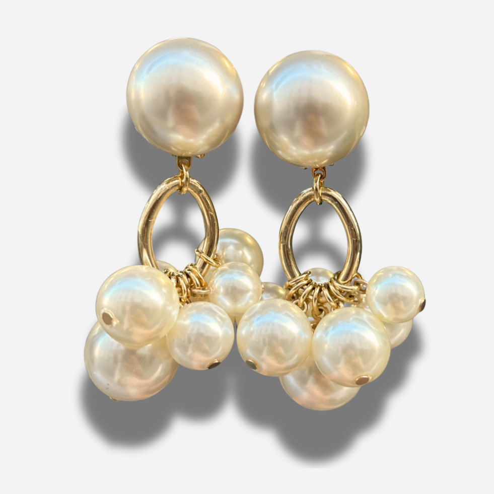 Boucles Grayce XS Francine Bramli Paris composées de perles nacrées blanches montées sur un anneau doré élégant.