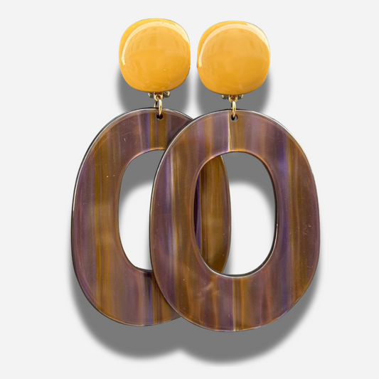 Boucles Habanero Violet Moutarde Francine Bramli Paris en résine violette et jaune moutarde chez Divinity Sète