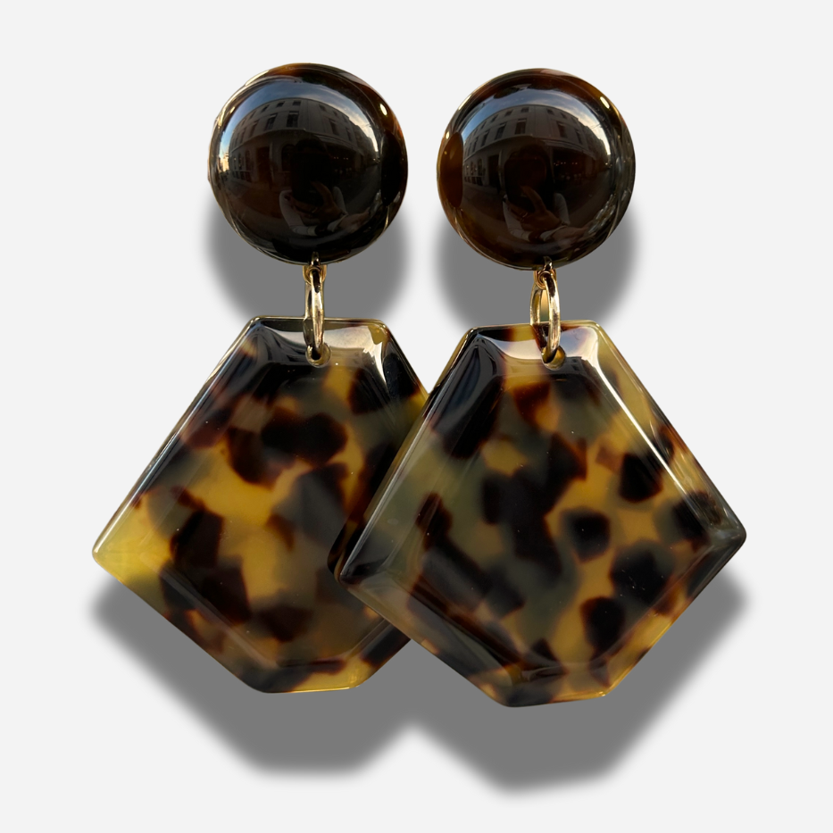 Boucles Hexagone Écaille de Tokyo Francine Bramli Paris en résine écaille brillante chez Divinity Sète
