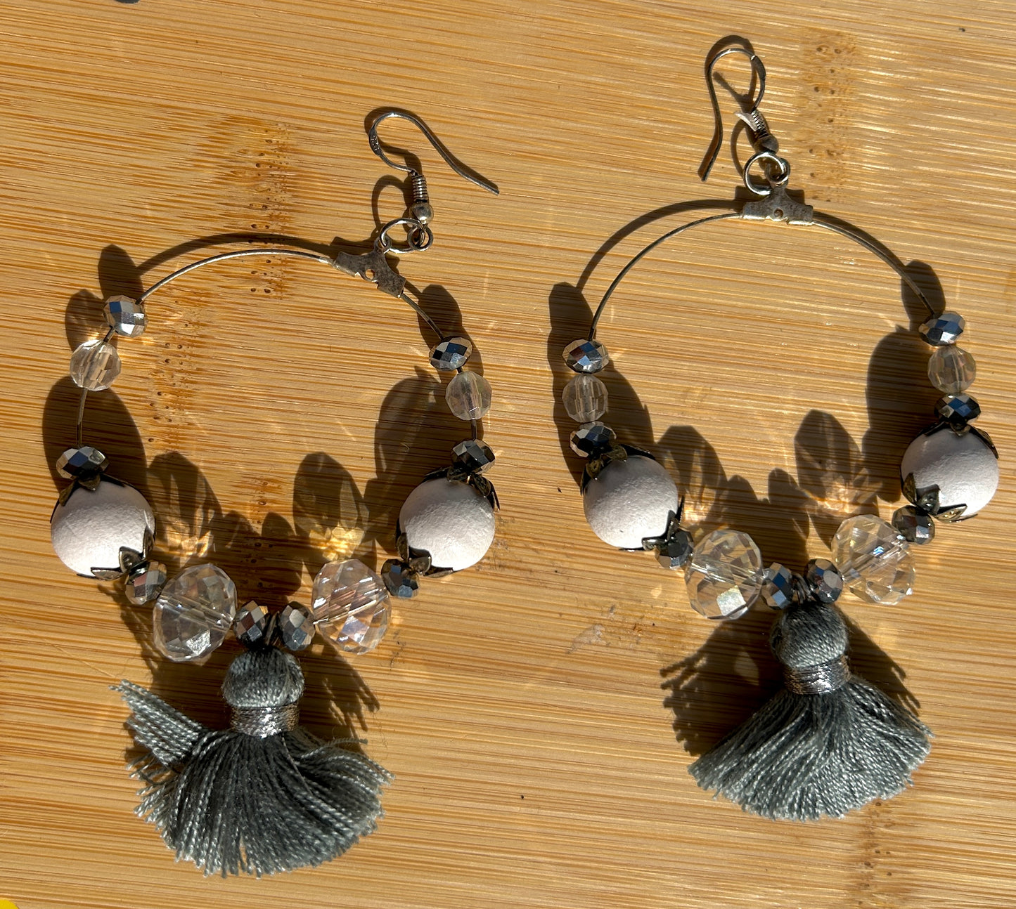 BOUCLES D'OREILLES - HIPPY GRISE