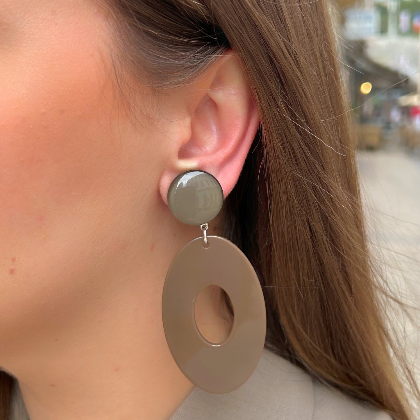 boucles-doreilles-pauline-kaki-francine-bramli-divinity-sete