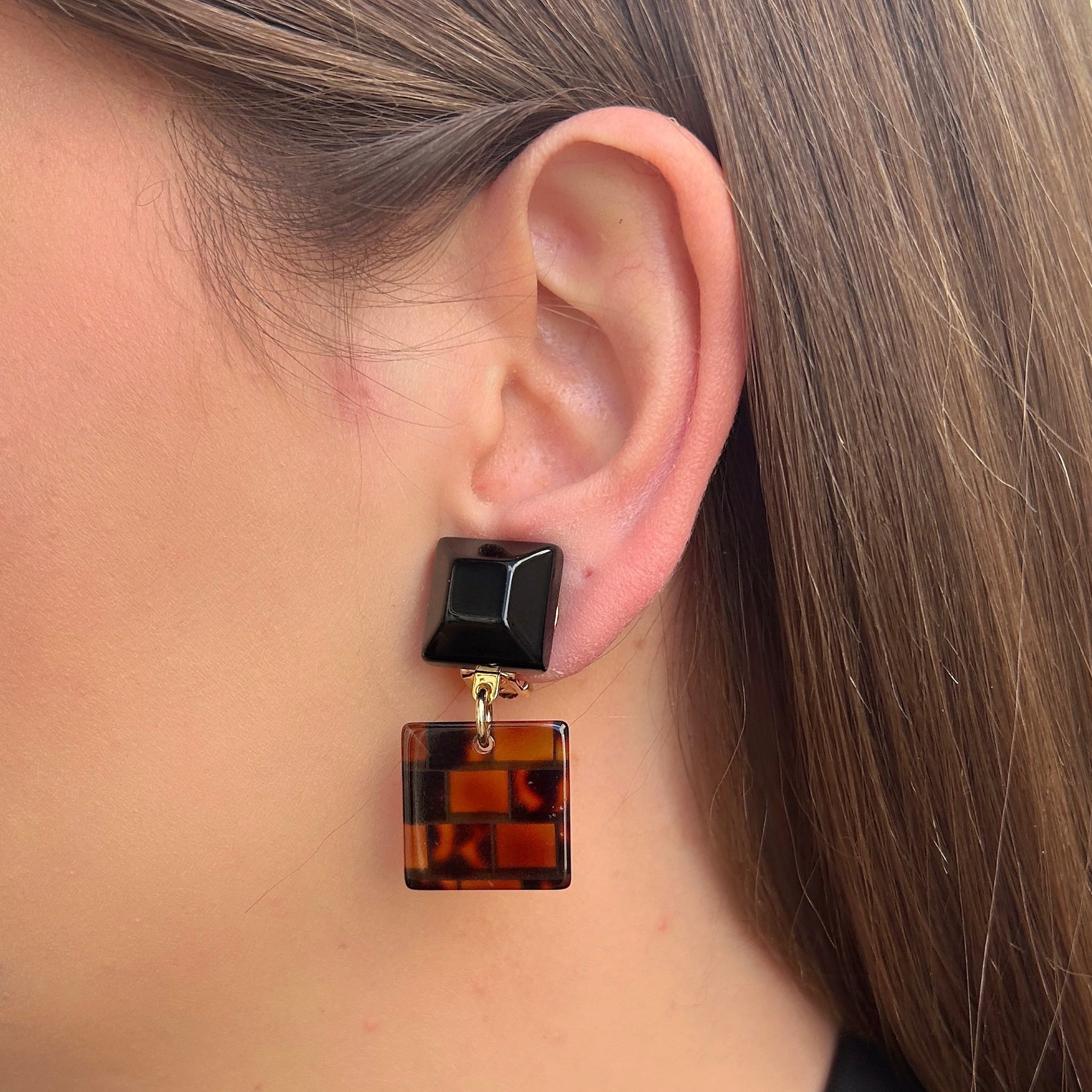 boucles-doreilles-petit-carre-marron-francine-bramli-divinity-sete