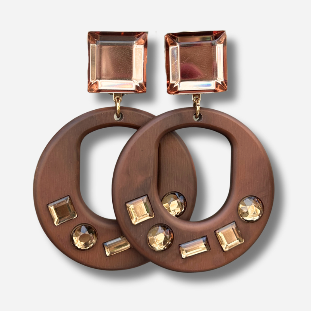 Boucles Queen Marron Francine Bramli Paris en résine marron et strass portées