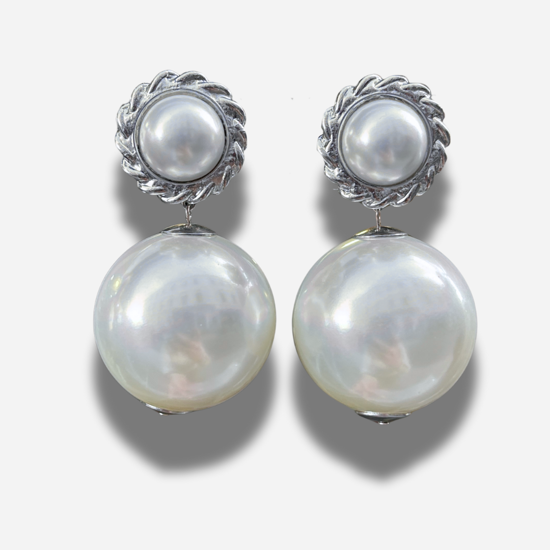 Boucles Théonie Silver XL Francine Bramli Paris avec perles nacrées XXL et cabochon argenté travaillé