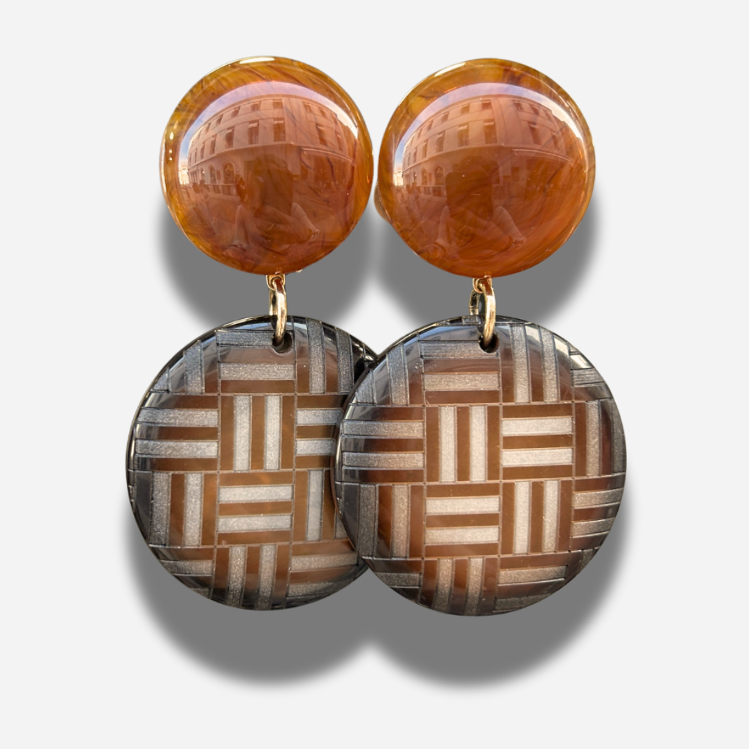 Boucles Tresse Francine Bramli Paris en résine graphique marron noir et doré chez Divinity Sète