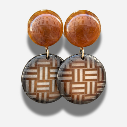 Boucles Tresse Francine Bramli Paris en résine graphique marron noir et doré chez Divinity Sète
