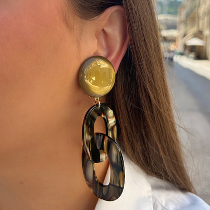 Boucles Double Messe Onyx Kaki Francine Bramli Paris avec cabochon kaki brillant et maillons résine effet écaille noire et marron