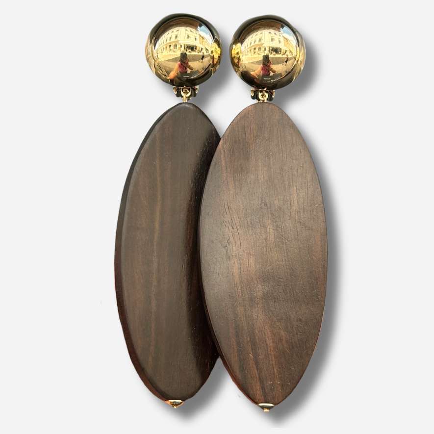 Boucles d'oreilles Ébène Francine Bramli Paris avec cabochon doré effet miroir et grande pampille ovale en bois foncé naturel.