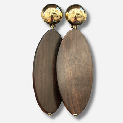 Boucles d'oreilles Ébène Francine Bramli Paris avec cabochon doré effet miroir et grande pampille ovale en bois foncé naturel.