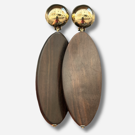 Boucles d'oreilles Ébène Francine Bramli Paris avec cabochon doré effet miroir et grande pampille ovale en bois foncé naturel.
