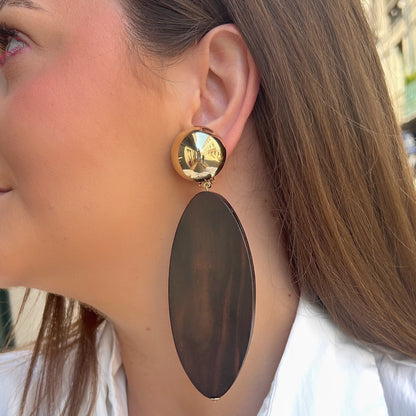 Boucles d'oreilles Ébène Francine Bramli Paris avec cabochon doré effet miroir et grande pampille ovale en bois foncé naturel.