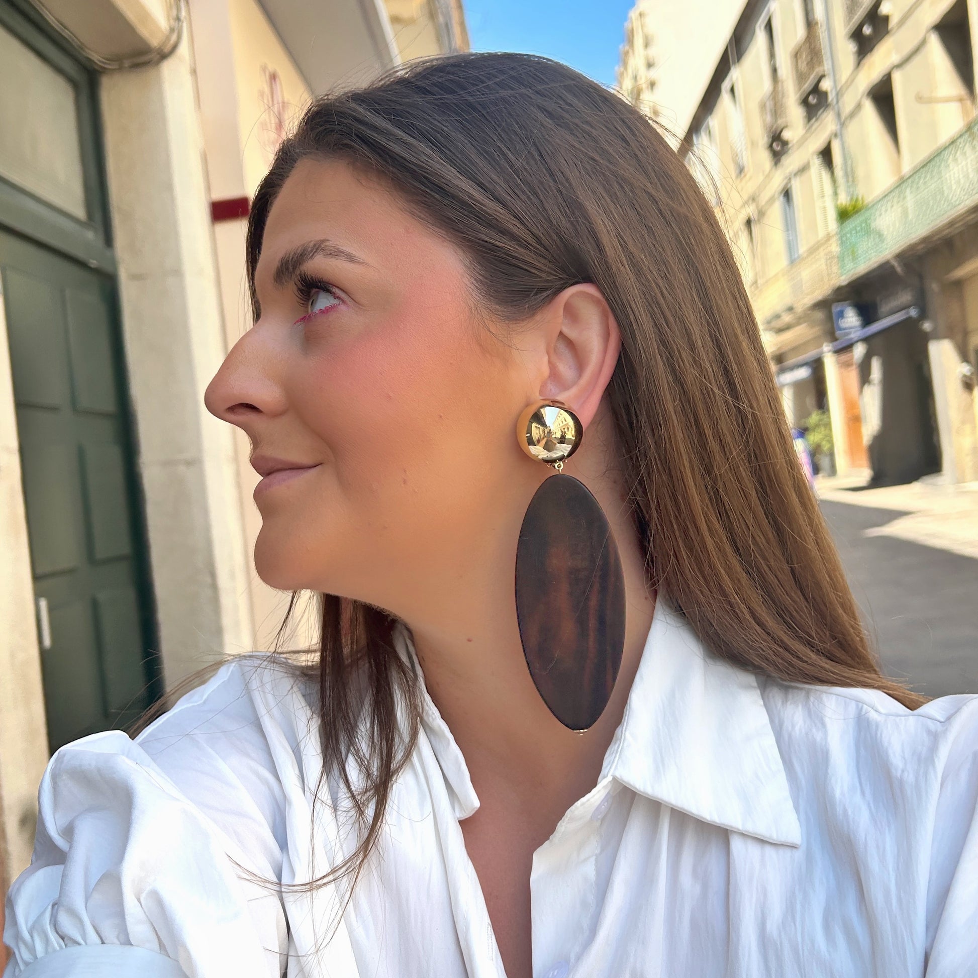 Boucles d'oreilles Ébène Francine Bramli Paris avec cabochon doré effet miroir et grande pampille ovale en bois foncé naturel.