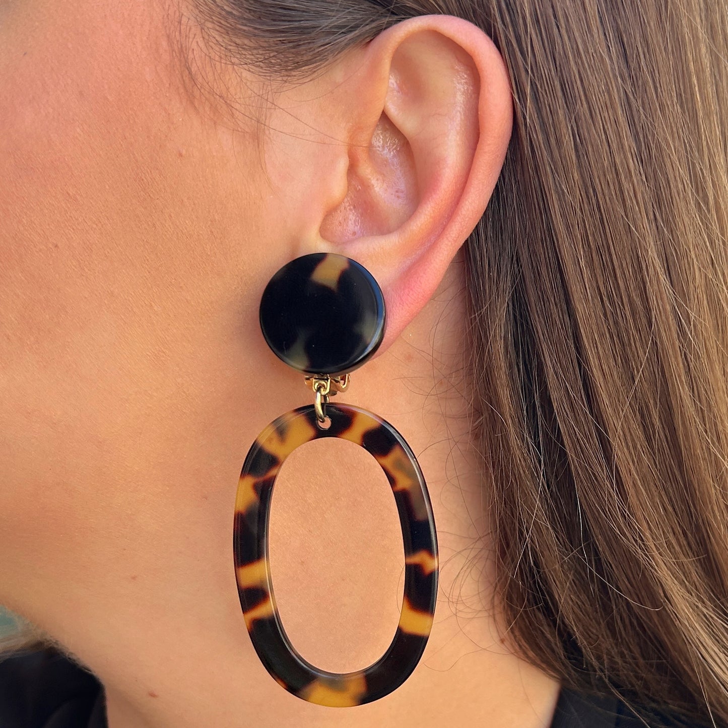Boucles Elea Écaille de Tokyo Francine Bramli Paris en résine écaille noire et beige forme ovale ajourée