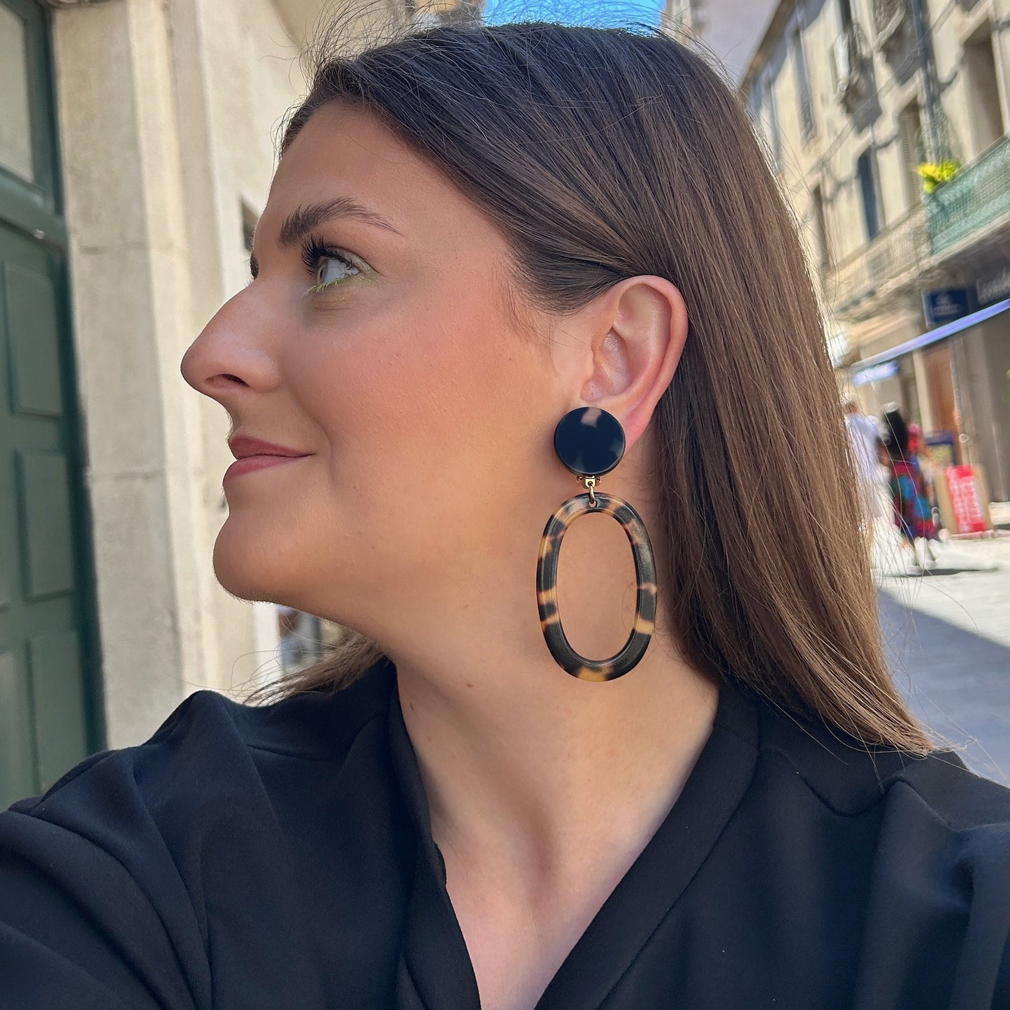 Boucles Elea Écaille de Tokyo Francine Bramli Paris en résine écaille noire et beige forme ovale ajourée