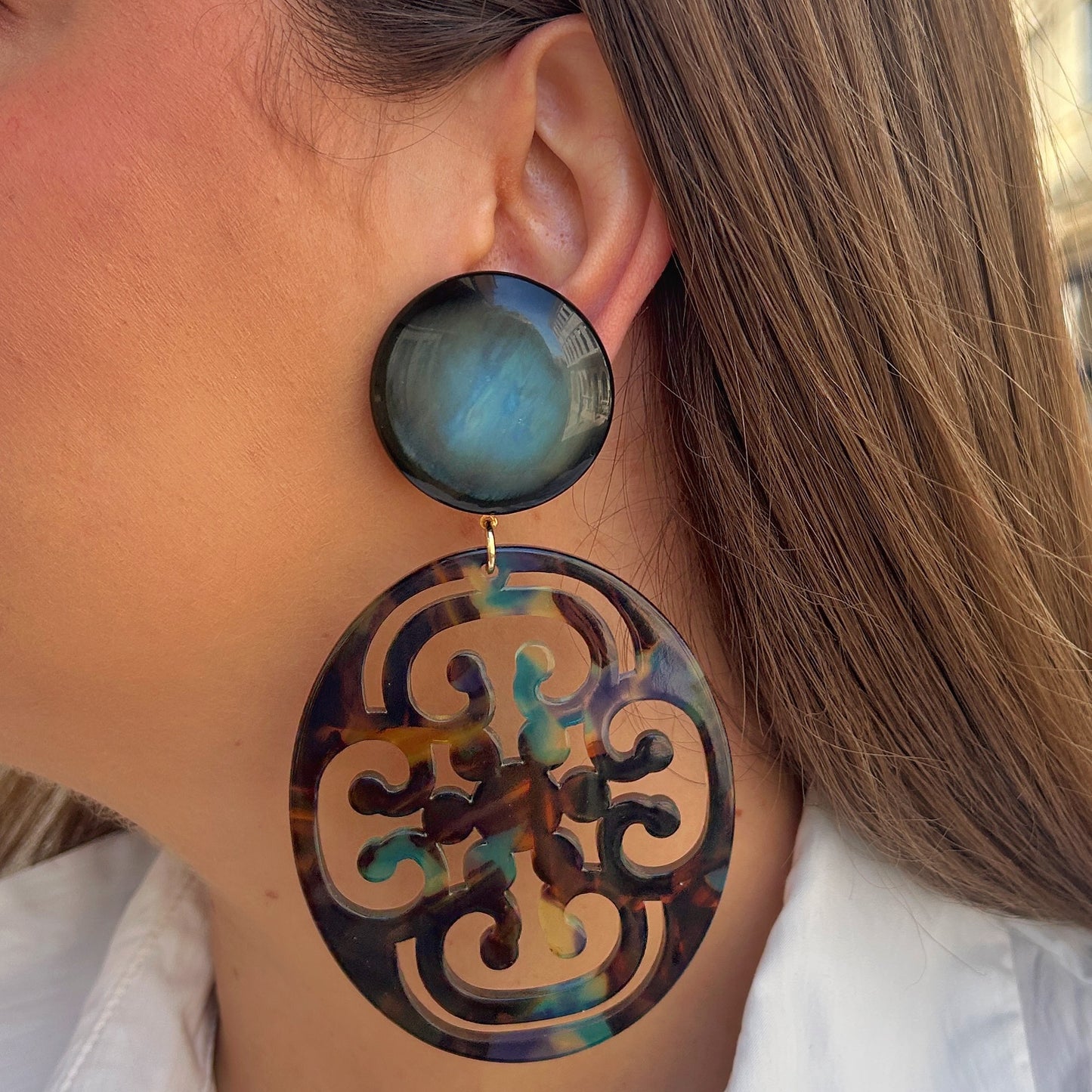 Boucles Elyra Bleu Francine Bramli Paris avec cabochon bleu nuit irisé et grand médaillon ajouré en résine aux reflets bleu et écaille.